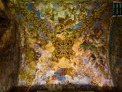 L�ampia volta a vela che li copre � un tributo ai quattro evangelisti che siedono su grandi nuvoloni ed esibiscono i testi dei loro vangeli